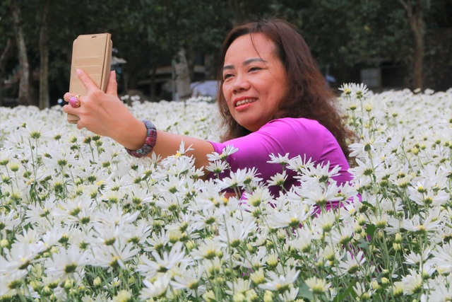 Chrysanthemum garden attracts thousands of people who come to take pictures and do not want to return to Ninh Binh - 11