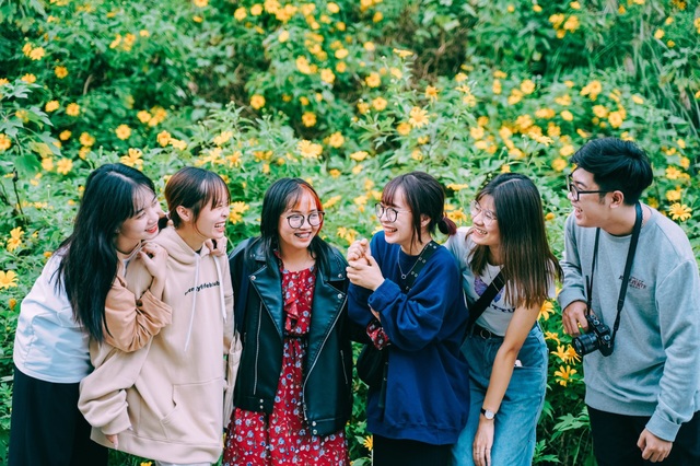 Giới trẻ nô nức check-in, khoe ảnh bên sắc hoa dã quỳ - 1 Giới trẻ nô nức check-in, khoe ảnh bên sắc hoa dã quỳ - 1