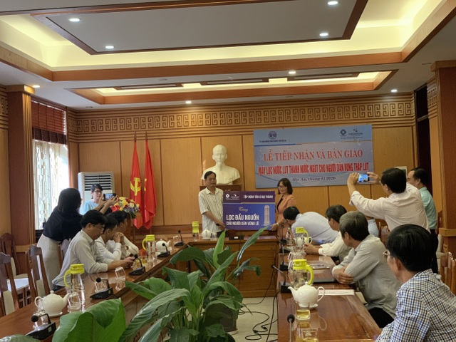 Tân Á Đại Thành hỗ trợ lọc nước sinh hoạt cho người dân vùng lũ - 1 Tân Á Đại Thành hỗ trợ lọc nước sinh hoạt cho người dân vùng lũ - 1