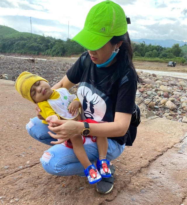 Chung tay cứu bé trai 19 tháng tuổi từ vùng lũ Quảng Trị - 6