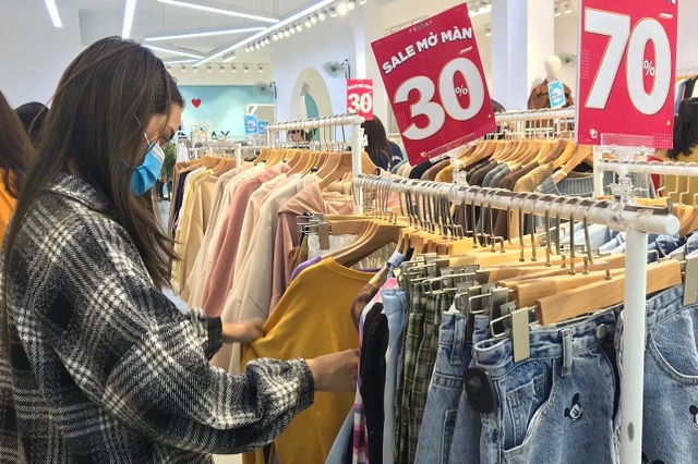 Black Friday giảm giá sập sàn: Thượng đế vẫn thờ ơ, ngó lơ - 2 Black Friday giảm giá sập sàn: Thượng đế vẫn thờ ơ, ngó lơ - 2