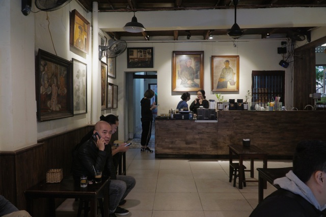 Quán cà phê Hà thành hút khách bởi những bức tranh vô giá - 3 Quán cà phê Hà thành hút khách bởi những bức tranh vô giá - 3