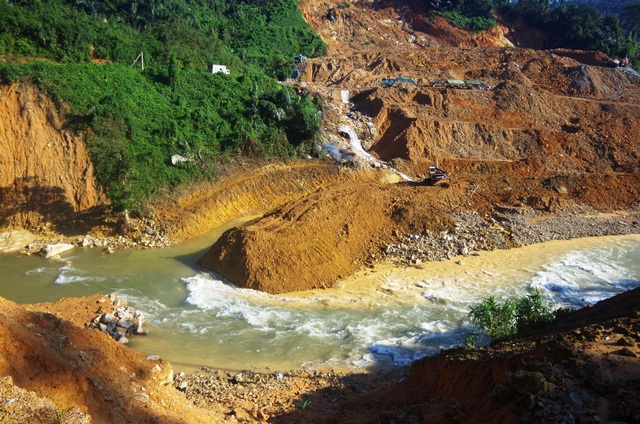 Đắp đập dài 15m tại sông Rào Trăng 3 để tìm kiếm nạn nhân vụ sạt lở - 3 Đắp đập dài 15m tại sông Rào Trăng 3 để tìm kiếm nạn nhân vụ sạt lở - 3