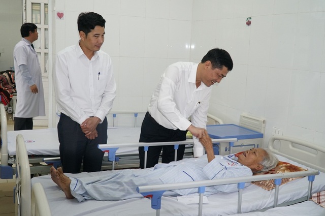 Ngành giáo dục Nghệ An chăm lo các nhà giáo đang điều trị tại bệnh viện - 1 Ngành giáo dục Nghệ An chăm lo các nhà giáo đang điều trị tại bệnh viện - 1