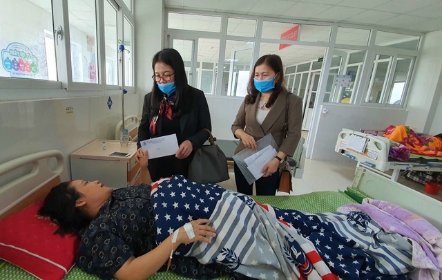Ngành giáo dục Nghệ An chăm lo các nhà giáo đang điều trị tại bệnh viện - 4 Ngành giáo dục Nghệ An chăm lo các nhà giáo đang điều trị tại bệnh viện - 4