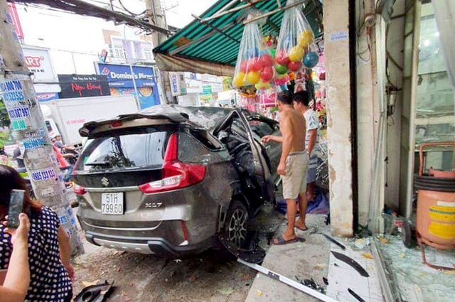 Ô tô tông 3 xe máy, húc gãy cây xanh, san bằng mặt tiền 2 cửa hàng... - 3 Ô tô tông 3 xe máy, húc gãy cây xanh, san bằng mặt tiền 2 cửa hàng... - 3