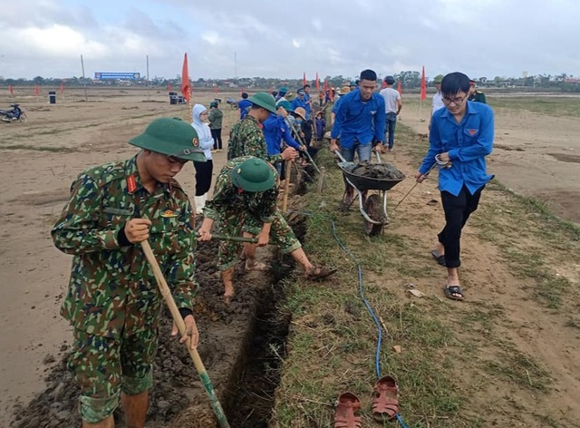 Hàng trăm Đoàn viên, thanh niên giúp dân dọn bùn, cải tạo đồng ruộng sau lũ