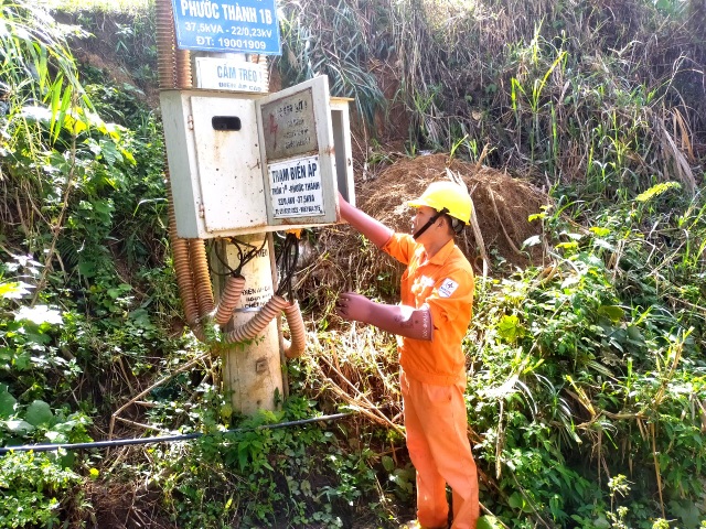 Nỗ lực kéo điện phục vụ người dân vùng sạt lở, cô lập ở Phước Sơn - 3 Nỗ lực kéo điện phục vụ người dân vùng sạt lở, cô lập ở Phước Sơn - 3