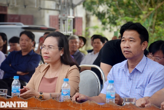 Người dân vùng rốn lũ phấn khởi ngày khởi công xóm nhà phao cứu sinh - 3 Người dân vùng rốn lũ phấn khởi ngày khởi công xóm nhà phao cứu sinh - 3