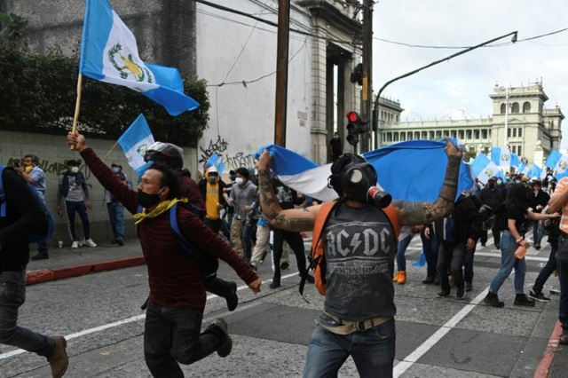 Người biểu tình phóng hỏa trụ sở quốc hội Guatemala - 2