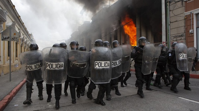 Người biểu tình phóng hỏa trụ sở quốc hội Guatemala - 11