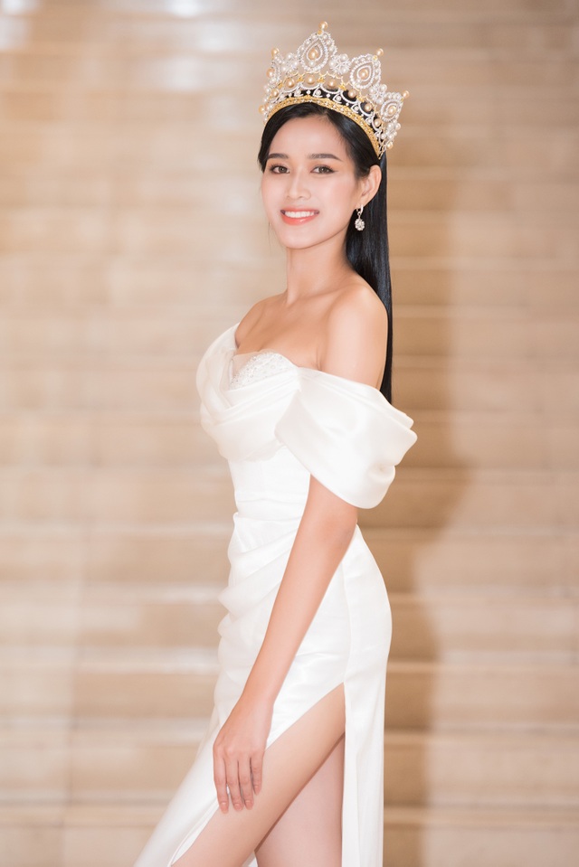 Top 3 Hoa hậu Việt Nam lần đầu lộ diện đầy cuốn hút sau đăng quang - 4 Top 3 Hoa hậu Việt Nam lần đầu lộ diện đầy cuốn hút sau đăng quang - 4