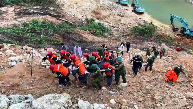 Tìm thấy 1 thi thể công nhân dưới lòng sông Rào Trăng - 1 Tìm thấy 1 thi thể công nhân dưới lòng sông Rào Trăng - 1