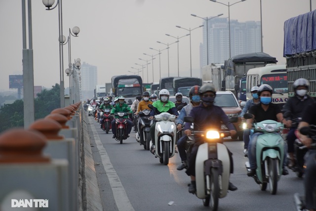 Tai nạn và ùn tắc xảy ra như “cơm bữa” trên cây cầu huyết mạch Thanh Trì - 8