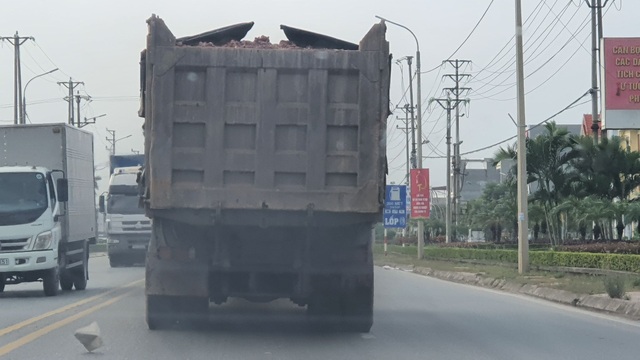 Đoàn xe dấu hiệu quá tải hoành hành trên quốc lộ: CSGT Hải Dương nói gì? - 2 Đoàn xe dấu hiệu quá tải hoành hành trên quốc lộ: CSGT Hải Dương nói gì? - 2