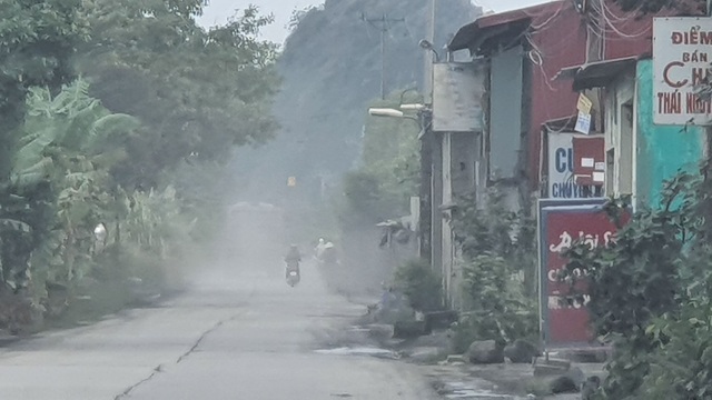 Traffic police set up a post, convoy overload signs suddenly disappeared - 2