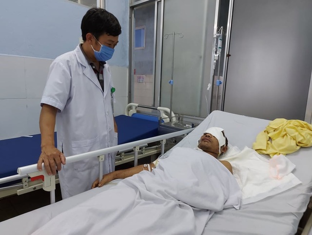 Bệnh nhân bị gấu vồ đã tỉnh táo, có thể nói chuyện được - 1 Bệnh nhân bị gấu vồ đã tỉnh táo, có thể nói chuyện được - 1