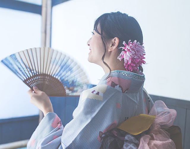 Quạt gấp sensu: Phụ kiện hoàn hảo để kết hợp với kimono - 1 Quạt gấp sensu: Phụ kiện hoàn hảo để kết hợp với kimono - 1