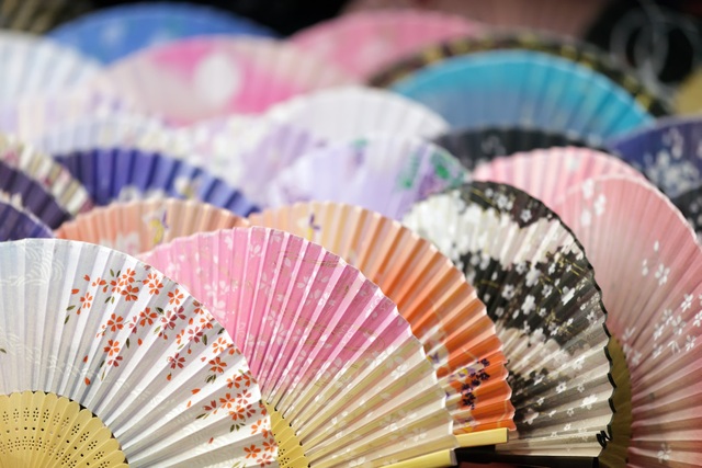 Quạt gấp sensu: Phụ kiện hoàn hảo để kết hợp với kimono - 8 Quạt gấp sensu: Phụ kiện hoàn hảo để kết hợp với kimono - 8