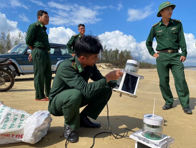 Bồn chứa khí in chữ Trung Quốc đang có hiện tượng rò rỉ