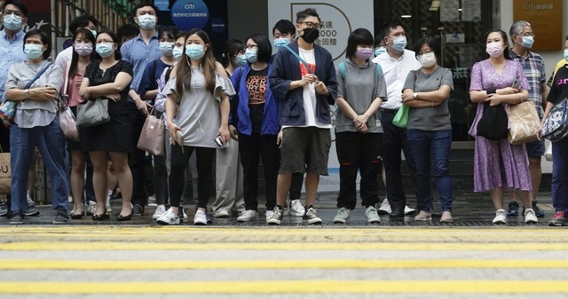 Hong Kong “sốt xình xịch” vì 73 ca Covid-19 mới - 1