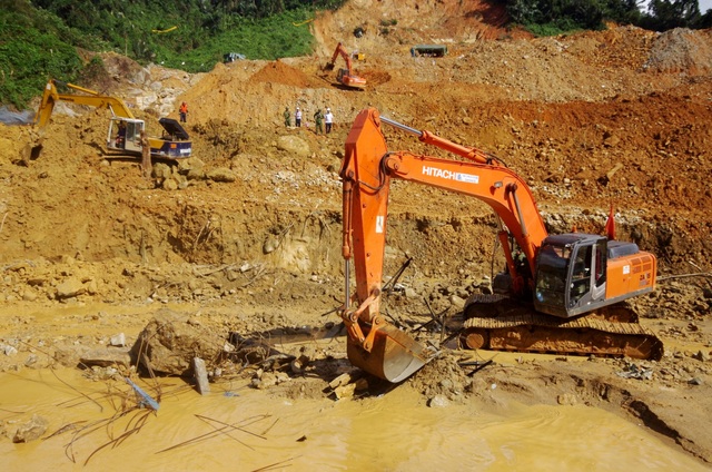 Tìm thấy áo quần, vật dụng của công nhân dưới lòng sông Rào Trăng - 3 Tìm thấy áo quần, vật dụng của công nhân dưới lòng sông Rào Trăng - 3