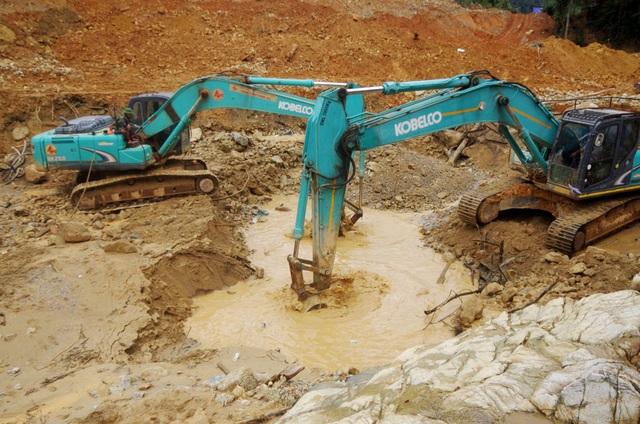 Tìm thấy áo quần, vật dụng của công nhân dưới lòng sông Rào Trăng - 7 Tìm thấy áo quần, vật dụng của công nhân dưới lòng sông Rào Trăng - 7