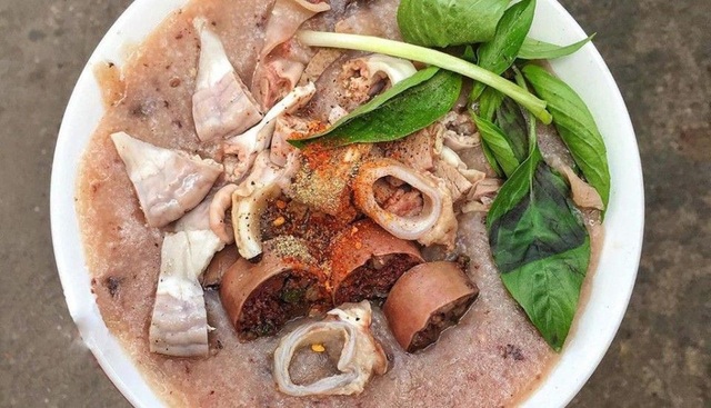 Handsome Western guests enjoy trying the popular Vietnamese porridge - 2