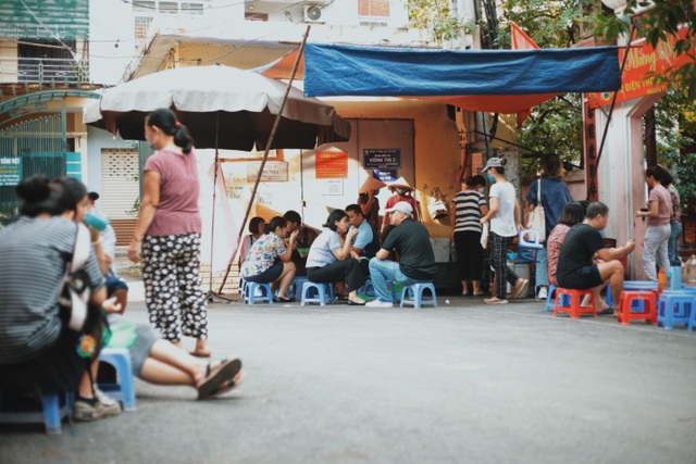 Donut shop on Hanoi's sidewalk, hundreds of customers queuing for a day - 1