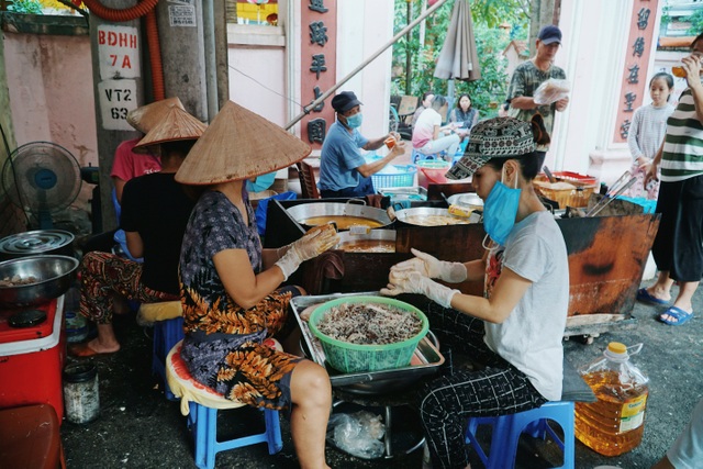 Donut shop on Hanoi's sidewalk, hundreds of customers queuing to enjoy each day - 3