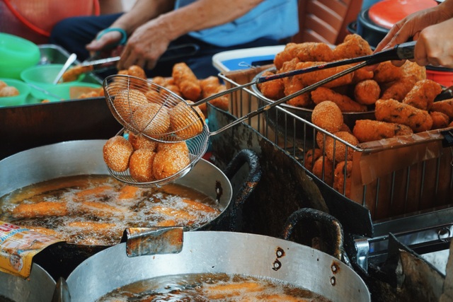 Donut shop on Hanoi's sidewalk, hundreds of customers queuing for a day - 5