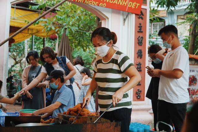 Donut shop on Hanoi's sidewalk, hundreds of customers queuing for a day - 7