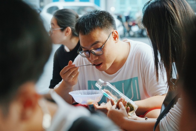 Donut shop on Hanoi's sidewalk, hundreds of customers queuing for a day - 8