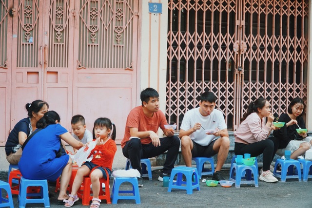 Donut shop on Hanoi's sidewalk, hundreds of customers queuing for a day - 10