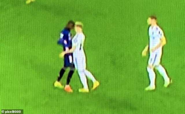 Bắt chước Zidane húc đầu, sao Arsenal bị dân mạng ném đá tơi bời - 1 Bắt chước Zidane húc đầu, sao Arsenal bị dân mạng ném đá tơi bời - 1