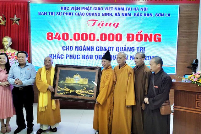 Thượng toạ Thích Thanh Quyết trao 2 tỷ đồng ủng hộ đồng bào miền Trung - 2 Thượng toạ Thích Thanh Quyết trao 2 tỷ đồng ủng hộ đồng bào miền Trung - 2