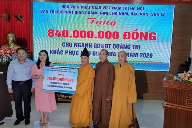 Thượng toạ Thích Thanh Quyết trao 2 tỷ đồng ủng hộ đồng bào miền Trung - 1 Thượng toạ Thích Thanh Quyết trao 2 tỷ đồng ủng hộ đồng bào miền Trung - 1