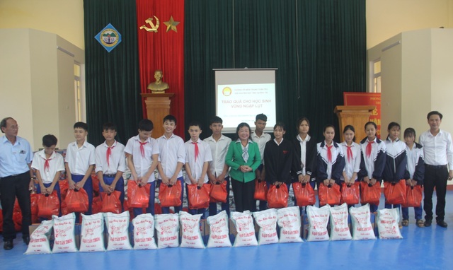 Quảng Trị: Trao hàng trăm suất quà, học bổng đến học sinh miền núi khó khăn - 2 Quảng Trị: Trao hàng trăm suất quà, học bổng đến học sinh miền núi khó khăn - 2