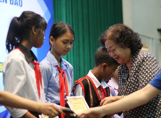 Bình Định: Trao học bổng cho HS dân tộc thiểu số, con em ngư dân nghèo - 1 Bình Định: Trao học bổng cho HS dân tộc thiểu số, con em ngư dân nghèo - 1