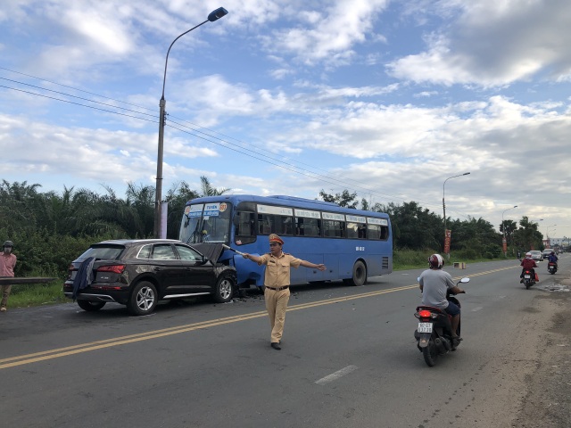 Hành khách khiếp vía khi ô tô tông trực diện vào xe buýt - 3