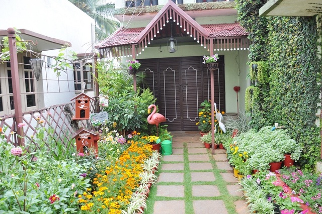 Tận dụng giày cũ, chai nhựa trồng cây người phụ nữ có khu vườn tuyệt đẹp - 1 Tận dụng giày cũ, chai nhựa trồng cây người phụ nữ có khu vườn tuyệt đẹp - 1