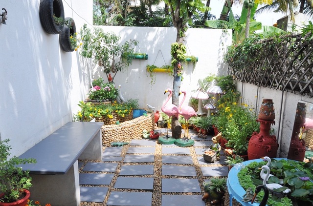 Tận dụng giày cũ, chai nhựa trồng cây người phụ nữ có khu vườn tuyệt đẹp - 8 Tận dụng giày cũ, chai nhựa trồng cây người phụ nữ có khu vườn tuyệt đẹp - 8