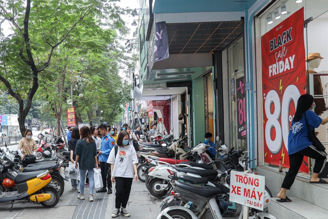 Hà Nội: Các cửa hàng đồng loạt treo biển giảm giá trước ngày Black Friday - 1 Hà Nội: Các cửa hàng đồng loạt treo biển giảm giá trước ngày Black Friday - 1