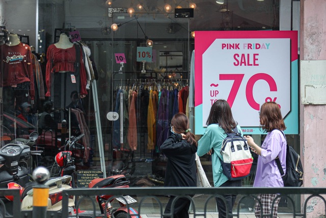 Hà Nội: Các cửa hàng đồng loạt treo biển giảm giá trước ngày Black Friday - 9 Hà Nội: Các cửa hàng đồng loạt treo biển giảm giá trước ngày Black Friday - 9