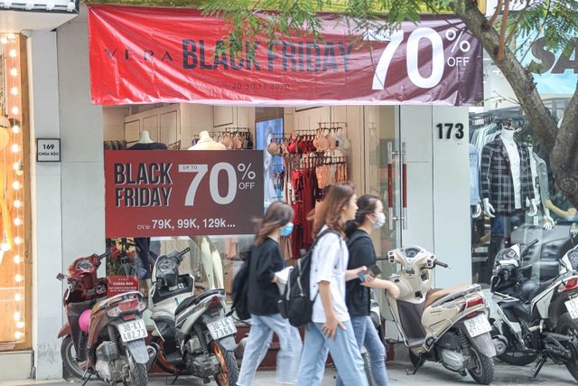 Hà Nội: Các cửa hàng đồng loạt treo biển giảm giá trước ngày Black Friday - 8 Hà Nội: Các cửa hàng đồng loạt treo biển giảm giá trước ngày Black Friday - 8