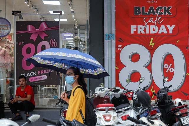 Hà Nội: Các cửa hàng đồng loạt treo biển giảm giá trước ngày Black Friday - 2 Hà Nội: Các cửa hàng đồng loạt treo biển giảm giá trước ngày Black Friday - 2