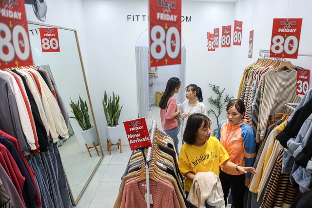 Hà Nội: Các cửa hàng đồng loạt treo biển giảm giá trước ngày Black Friday - 5 Hà Nội: Các cửa hàng đồng loạt treo biển giảm giá trước ngày Black Friday - 5
