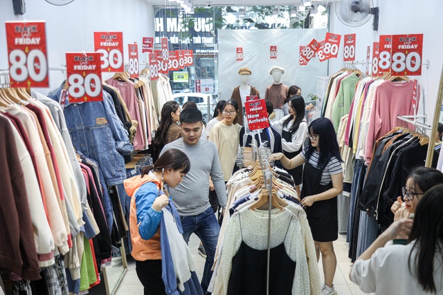Hà Nội: Các cửa hàng đồng loạt treo biển giảm giá trước ngày Black Friday - 3 Hà Nội: Các cửa hàng đồng loạt treo biển giảm giá trước ngày Black Friday - 3