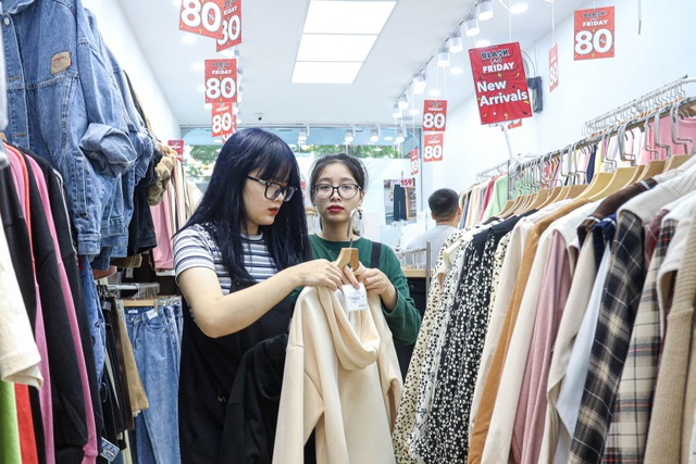 Hà Nội: Các cửa hàng đồng loạt treo biển giảm giá trước ngày Black Friday - 10 Hà Nội: Các cửa hàng đồng loạt treo biển giảm giá trước ngày Black Friday - 10