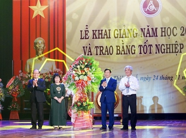 Bộ trưởng Nguyễn Ngọc Thiện đánh trống khai giảng Học viện Âm nhạc Huế - 3 Bộ trưởng Nguyễn Ngọc Thiện đánh trống khai giảng Học viện Âm nhạc Huế - 3